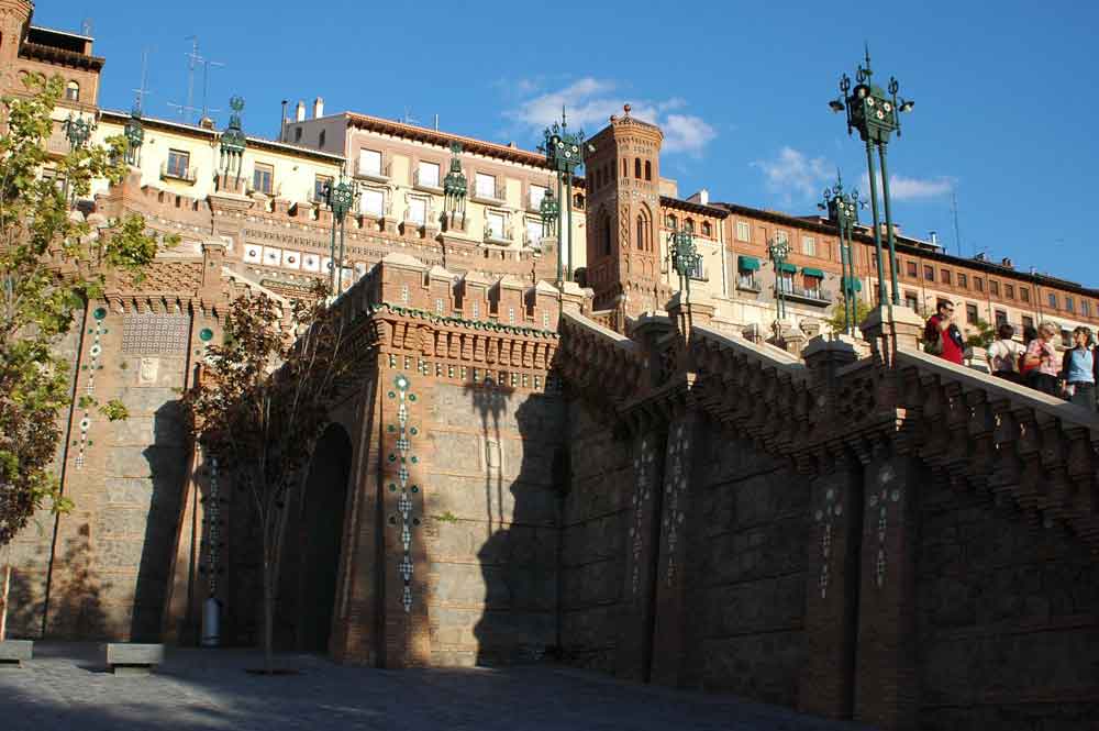 Teruel 01 - escalinata neo-múdejar.jpg